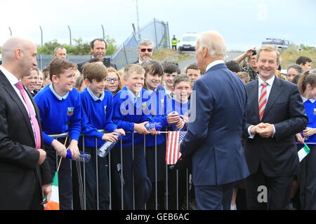 Joe Biden, Vice President of the United States tours with Enda Kenny the Irish Prime Minister (Taoiseach), the towns of Ballina, Stock Photo