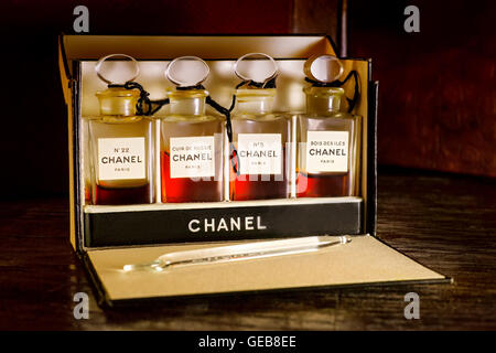 Vintage chanel perfume hi-res stock photography and images - Alamy