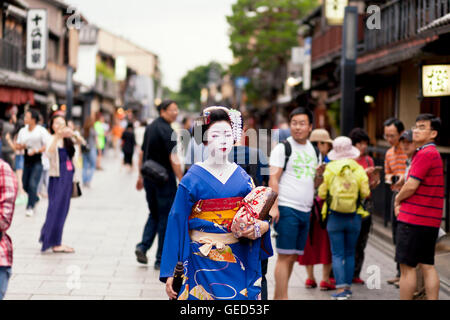 KYOTO, JAPAN - MAY 26,2016: Maiko geisha in kimono performs in Gion district on May 26, 2016 in Kyoto, Japan. Stock Photo
