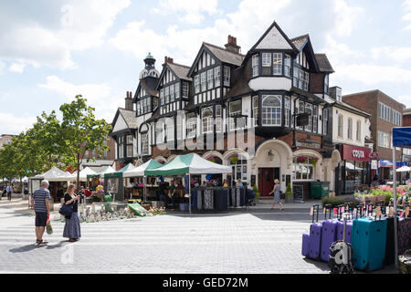 Market stalls and The Junction Pub on Redhill High Street, Redhill, Surrey, England, United Kingdom Stock Photo