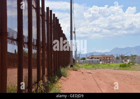 The international border between Naco, Arizona, USA and Naco, Sonora, Mexico is indicated by a metal wall. Stock Photo