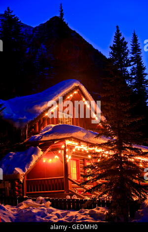 geography / travel, Canada, Alberta, 2 km W of Lake Louise, Log cabin covered in snow near the shores of Lake Louise, Banff National Park, Canadian Rocky Mountains, Alberta, Banff Stock Photo