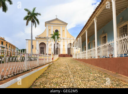 View across Plaza Mayor towards Iglesia Parroquial de la Santísima, Trinidad, Cuba Stock Photo