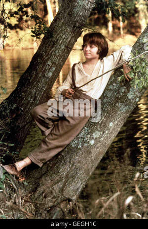 Elojah Wood   Huck Finn (Elijah Wood) lebt bei der Witwe Douglas, wo er stets korrekt gekleidet  und die Sonntagsschule besuchend, ein unzufriedenes Dasein fristet. Er will fliehen. *** Local Caption *** 1993, Adventures Of Huck Finn, The, Die Abenteuer V Stock Photo