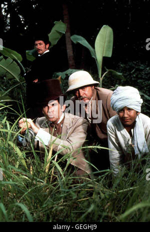 Jean Passepartout (Eric Idle), Phileas Fogg (Pierce Brosnan), Detective Fix (Peter Ustinov) und Kirv (Subash Joshi)  *** Local Caption *** 1988, Around The World In 80 Days, In 80 Tagen Um Die Welt (Teil 1/2) Stock Photo