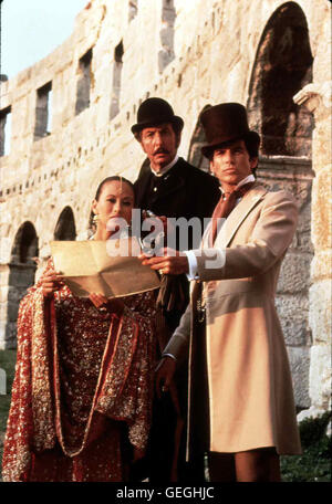 Julia Nickson, Eric Idle, Pierce Brosnan Phileas Fogg (Pierce Brosnan) und Jean Passepartout (Eric Idle) haben die verwitwete indische Prinzessin Aouda (Julia Nickson) vor dem Tod auf dem Scheiterhaufen gerettet. *** Local Caption *** 1988, Around The Wor Stock Photo