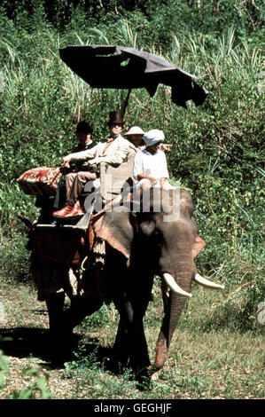 Eric Idle, Pierce Brosnan, ?, ? Nachdem Phileas Fogg (Pierce Brosnan) Frankreich und Italien hinter sich gelassen hat, begibt er sich mit Passepartout (Eric Idle) per Elefant nach Kalkutta. *** Local Caption *** 1988, Around The World In 80 Days, In 80 Ta Stock Photo