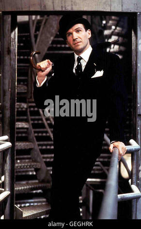 John Steed (Ralph Fiennes) *** Local Caption *** 1998, Avengers, The, Mit Schirm, Charme Und Melone Stock Photo
