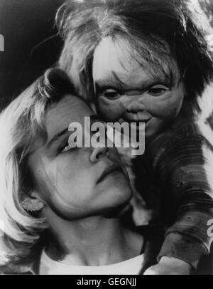 Kylie (Christine Elise) und Killer-Puppe Chucky - 1990, 1990er, 1990s, Child's Play Ii, Horrorfilm, Killer, Puppe, doll, Chucky 2: Die Mörderpuppe Ist Wieder Da Stock Photo