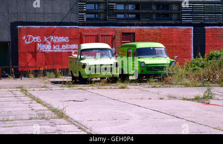 Abandoned cars in front of a derelict building in Berlin Schöneweide, Platz am Kaisersteg, Berlin, Germany Stock Photo