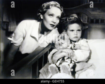 Marlene Dietrich, Dickie Moore Helen (Marlene Dietrich) arbeitet in einem nachtclub, um ihren Sohn Johnny (Dieckie Moore) zu ernaehren und ihrem Mann einen Klinikaufenthalt in Europa zu ermoeglichen. *** Local Caption *** 1932, Blonde Venus, Blonde Venus Stock Photo