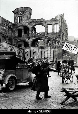 Oskar Werner  Dank einer warnung kann 'Happy' Karl Maurer (Oskar Werner) der SS entkommen. *** Local Caption *** 1951, Decision Before Dawn, Entscheidung Vor Morgengrauen Stock Photo