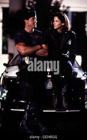 Sylvester Stallone, Sandra Bullock   Polizistin Lenia Huxley (Sandra Bullock) hilft John (Sylvester Stallone). *** Local Caption *** 1993, Demolition Man, Demolition Man Stock Photo