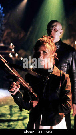 Sarah Michelle Gellar   Buffy Summers (Sarah Michelle Gellar) ist alles andere als ein einfaches Schulmaedchen: Im Auftrag einer hoeheren Macht bekaempft sie Vampire und Daemonen *** Local Caption *** 1996, 1990er, 1990s, Buffy The Vampire Slayer (Pilot), Stock Photo