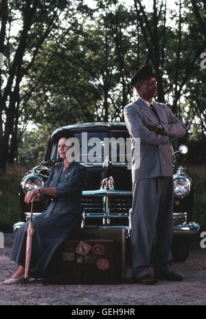 Jessica Tandy, Morgan Freeman Wo sie nur kann, schikaniert Miss Daisy (Jessica Tandy) ihren Chauffeur Hoke (Morgan Freeman).  *** Local Caption *** 1989, Driving Miss Daisy, Miss Daisy Und Ihr Chauffeur Stock Photo