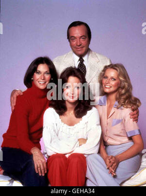 Kate Jackson, Jaclyn Smith, Cheryl Ladd dahinter: David Doyle *** Local Caption *** 1976, 1970er, 1970s, Charlie's Angels (First Season), Fernsehen, Serie, Television, series, Drei Engel Fuer Charlie Stock Photo