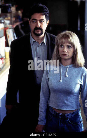 Joe Mantegna, Kelly Maroney   Privatdetektiv Bob Signorelli (Joe Mantegna) uebernimmt den Fall der Meredith Lake (Kelly Maroney), die ueberzeugt ist, ein Mordkomplott laufe gegen sie. *** Local Caption *** 1997, Face Down, Die Verdeckte Karte Stock Photo