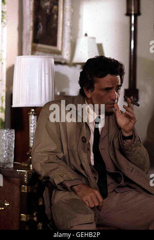 Peter Falk   Bevor Abigail auf ihre geplante lange Seereise aufbricht, muss Columbo (Peter Falk) ihr schnellstens den Mord an Galvin nachweisen. *** Local Caption *** 1977, Columbo: Try And Catch Me, Columbo: Alter Schuetzt Vor Morden Nicht Stock Photo