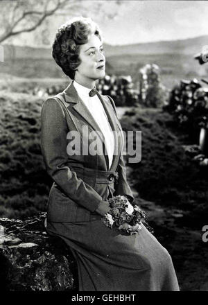 Bette Davis Als die Lehrerin Lilly Moffat (Bette Davis) 1895 ihren Dienst in einem walisischen Bergarbeiterdorf annimmt, ist sie voellig schockiert ueber den Bildungs-Notstand. *** Local Caption *** 1945, Corn Is Green, Das Korn Ist Gruen Stock Photo