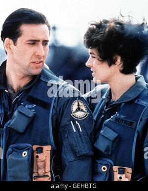 Nicolas Cage, Sean Young   Jake (Nicolas Cage) hat Probleme und laeuft Gefahr, aus der Staffel mit Billie Lee (Sean Young) auszuscheiden. *** Local Caption *** 1990, Fire Birds, Airborne - Fluegel Aus Stahl Stock Photo