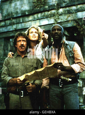 Chuck Norris, Melody Anderson, Louis Gossett Jr. Patricia Goodwyn (Melody Anderson) heuert Leo (Louis Gossett Jr., r) und Max (Chuck Norris) an, um mit deren Hilfe einen Inkaschatz zu finden. *** Local Caption *** 1986, Firewalker, Die Feuerwalze Stock Photo