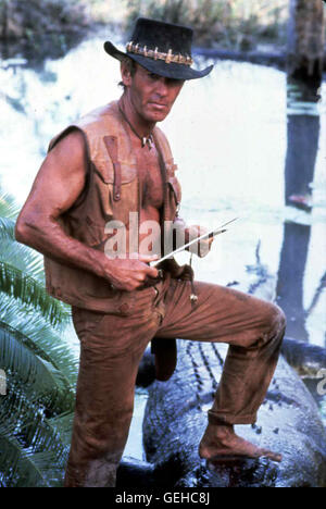 Paul Hogan   Crocodile Dundee (Paul Hogan) fuehlt sich im australischen Busch am wohlsten. *** Local Caption *** 1986, Crocodile Dundee, Crocodile Dundee - Ein Krokodil Zum Kuessen Stock Photo