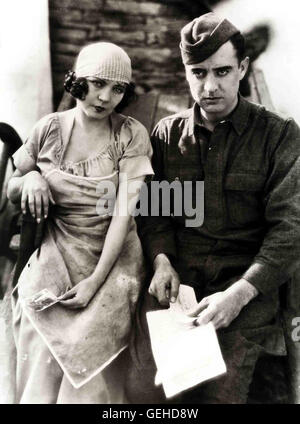 Renee Adoree, John Gilbert Schnell begreift Mesalinda (Renee Adoree), dass auf Jim (John Gilbert) zu Hause ein Maedchen wartet..... *** Local Caption *** 1925, Big Parade, The, Die Grosse Parade Stock Photo