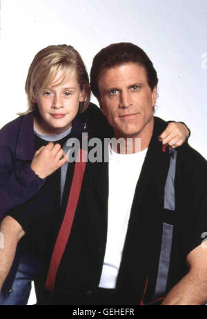 Macaulay Culkin, Ted Danson Timmy (Macaulay Culkin) sucht fuer seinen Vater Ray (Ted Danson) eine neue Frau. *** Local Caption *** 1994, Getting Even With Dad, Allein Mit Dad & Co. Stock Photo