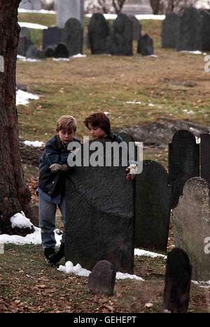 Macaulay Culkin, Elijah Wood Nachdem Marks (Elijah Wood,r) Mutter gestorben ist, wird er bei seinen Verwandten aufgenommen. Er freundet sich schnell mit seinem Cousin Henry (Macaulay Culkin) an *** Local Caption *** 1993, Good Son, The, Das Zweite Gesicht Stock Photo