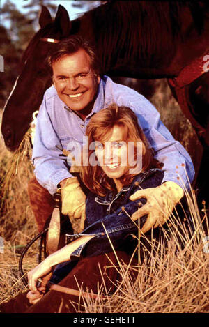 Robert Wagner, Stefanie Powers Hart aber herzlich werden der selbstgemachte Millionär Jonathan Hart (Robert Wagner) und seine Frau, die Journalistin Jennifer (Stefanie Powers), wieder in einen Kriminalfall verwickelt. *** Local Caption *** 1993, Hart To Hart Returns, Hart Aber Herzlich - Die Rückkehr Stock Photo