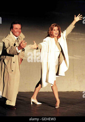 Stefanie Powers, Robert Wagner Jennifer (Stefanie Powers) und Jonathan Hart (Robert Wagner) fahren nach New York. Dort hat eine Freundin von Jennifer ein Engagement in einer Broadway-Produktion. *** Local Caption *** 1994, Hart To Hart: Crimes Of The Hart Aber Herzlich - Dem Täter Auf Der Spur Stock Photo