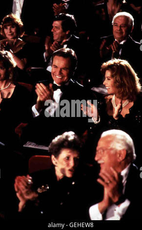 Stefanie Powers, Robert Wagner Am Premierenabend sitzen auch Jonathan (Robert Wagner) und Jennifer (Stefanie Powers) unter den Zuschauern. *** Local Caption *** 1994, Hart To Hart: Crimes Of The Hart, Hart Aber Herzlich - Dem Täter Auf Der Spur Stock Photo