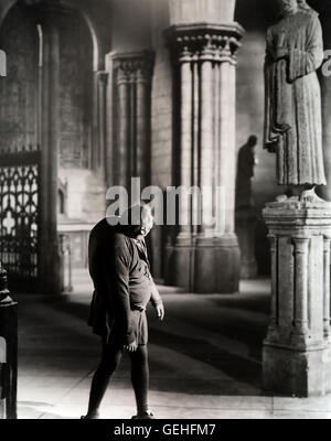 Charles Laughton Im Glockenturm der Kirche Notre-Dame lebt der missgestaltete Quasimodo (Charles Laughton). *** Local Caption *** 1939, Hunchback Of Notre Dame, The, Der Gloeckner Von Notre Dame Stock Photo