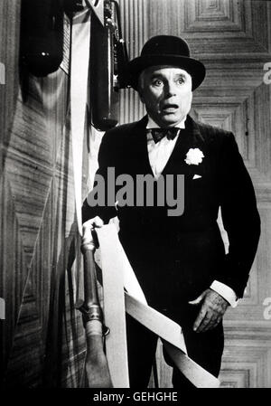 Charles Chaplin Nach einem Putsch in seinem kleinen Koenigreich wandert Koeng Shadhov (Charles Chaplin) nach Amerika aus. Dort muss er seinen Unterhalt auf manch skurile Art und Weise verdienen. *** Local Caption *** 1957, King In New York, A, Ein Koenig Stock Photo