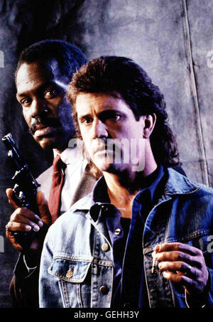 Danny Glover, Mel Gibson Roger Murtaugh (Danny Glover,l) hat seinen Partner Riggs (Mel Gibson) bei sich aufgenommen. *** Local Caption *** 1986, Lethal Weapon, Lethal Weapon - Zwei Stahlharte Profis Stock Photo