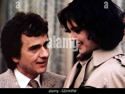 Dudley Moore, Elizabeth McGovern Psychiater Saul Benjamin (Dudley Moore) verliebt sich in seine Patientin Chloe Allen (Elizabeth McGovern). *** Local Caption *** 1983, Lovesick, Lovesick - Der Liebeskranke Psychiater Stock Photo