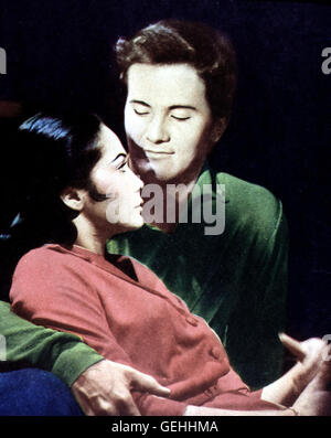 Pat Boone, Nancy Kwan Dort verliebt Eddie (Pat Boone) sich ausgerechnet in Tessa (Nancy Kwan), die Tochter des Zirkusdirektors, dem das ueberhaupt nicht gefaellt.     *** Local Caption *** 1962, Main Attraction, The, Die Naechte Mit Nancy Stock Photo