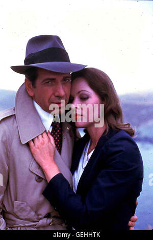 Robert Sacchi, Michelle Phillips  Die attraktive Gena Anastas (Michelle Phillips), die ebenfalls hinter den Juwelen her ist, verdreht Sam Marlow (Robert Sacchi) den Kopf. *** Local Caption *** 1980, Man With Bogart's Face, The, Sam Marlow, Privatdetektiv Stock Photo