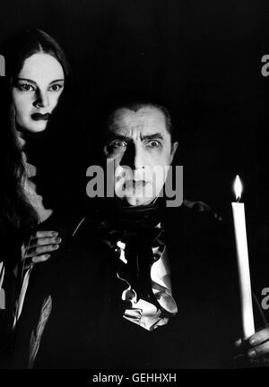 Carol Borland, Bela Lugosi Vampir-Graf Mora (Bela Lugosi) und seine Tochter Luna (Carol Borland) treiben nachts ihr Unwesen im Schloss.      *** Local Caption *** 1935, Mark Of The Vampire, Das Zeichen Des Vampirs Stock Photo