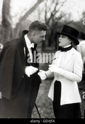 John Gilbert, Mae Murray  In ihrer Hochzeitsnacht stirbt Sally O'Haras (Mae Murray) Ehemann. Als die Witwe den charmanten Offizier Danilo (John Gilbert) kennenlernt, verlieben sie sich. *** Local Caption *** 1952, Merry Widow, The, Die Lustige Witwe Stock Photo