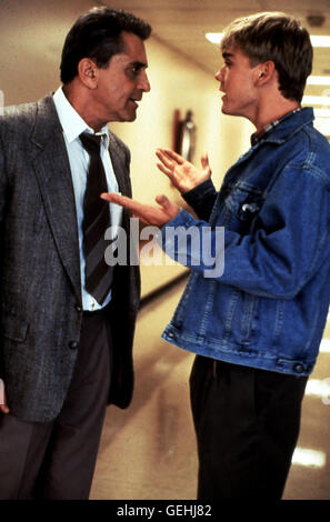 James Farentino, Rick Schroder John Reilly (James Farentino, l) ist nicht einverstanden damit, dass sein Sohn Frank (Rick Schroder) sein College-Studium unterbrechen will, um auf einem Schiff anzuheuern. *** Local Caption *** 1992, Miles From Nowhere, Weg Stock Photo