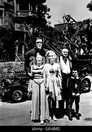 Herman Munster (Fred Gwynne), Lily Munster (Yvonne de Carlo), Marilyn Munster (Beverly Owen), Opa Munster (Al Lewis), Eddie Munster (Butch Patrick) *** Local Caption *** 1964, Munsters, The, The Munsters Stock Photo