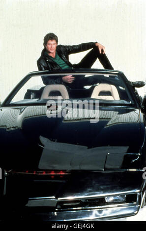 David Hasselhoff als Michael Knight auf seinem künstlich intelligenten und sprechenden Auto K.I.T.T *** Local Caption *** 1982  David Hasselhoff as Michael Knight and his artificial intelligent and speaking car K.I.T.T, 1980er, 1980s, Auto, Fernsehen, KItt, Knight Rider, Science Fiction, Television, US Series, car, Knight Rider Stock Photo