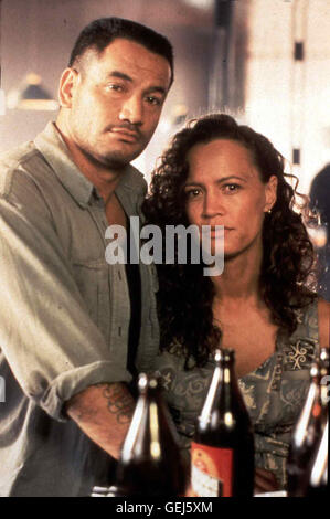 Temuera Morrison, Rena Owen Jake (Temuera Morrison) und seine Frau Beth (Rena Owen) geht es wie den meisten Maori: Sie bewohnen mit ihren fuenf Kindern ein schaebiges Haus in den Slums. *** Local Caption *** 1994, Once Were Warriors, Die Letzte Kriegerin Stock Photo