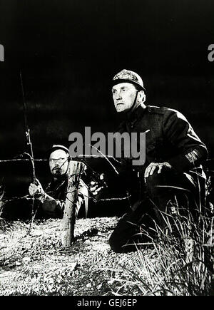 Ralph Meeker, Kirk Douglas Waehrend des Ersten Weltkriegs fuehrt Col. Dax (Kirk Douglas,r) ein Regiment an der Front. Vom Kampf gezeichnet hoffen Cpt. Paris (Ralph Meeker,l) und er, dass sie endlich ausgetauscht werden. *** Local Caption *** 1957, Paths O Stock Photo