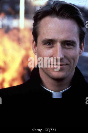 Linus Roache Als sich der homosexuelle Pater Greg (Linus Roache) verliebt, ist Pater Matthew der Einzige, der zu ihm haelt.   *** Local Caption *** 1994, Priest, Der Priester Stock Photo