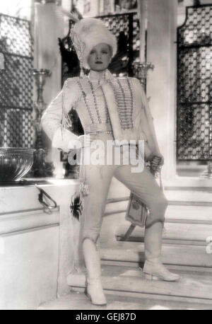 MARLENE DIETRICH, 1934 Katharina (Marlene Dietrich) *** Local Caption *** 1934, Scarlet Empress, The, Die Scharlachrote Kaiserin Stock Photo