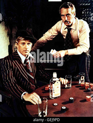 The Sting - Robert Redford, Paul Newman Johnny (Robert Redford) und Henry (Paul Newman) tuefteln ihren raffinierten Plan aus. *** Local Caption *** 1973, 1970er, 1970s, Alkohol, Fashion, Film, Gin, Gordons, Kappe, Mütze, Roulette, Sting, The, alcohol, cap, Der Clou Stock Photo