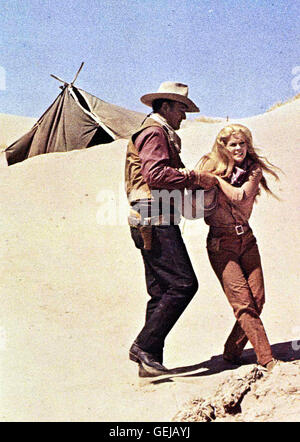 John Wayne, Ann-Margret Die Suche wird fuer Lane (John Wayne) und die attraktive Mrs. Lowe (Ann-Margret) immer gefaehrlicher.  *** Local Caption *** 1973, Train Robbers, The, Dreckiges Gold Stock Photo