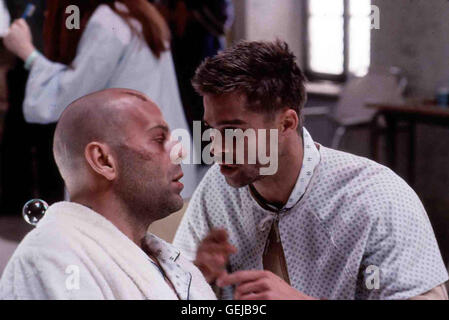 Bruce Willis, Brad Pitt Cole (Bruce Willis) landet im falschen Jahr und in der Psychiatrie, in der er Jeffrey Goines (Brad Pitt), den Sohn eines Wissenschaftlers, trifft.  *** Local Caption *** 1995, Twelve Monkeys, Twelve Monkeys Stock Photo